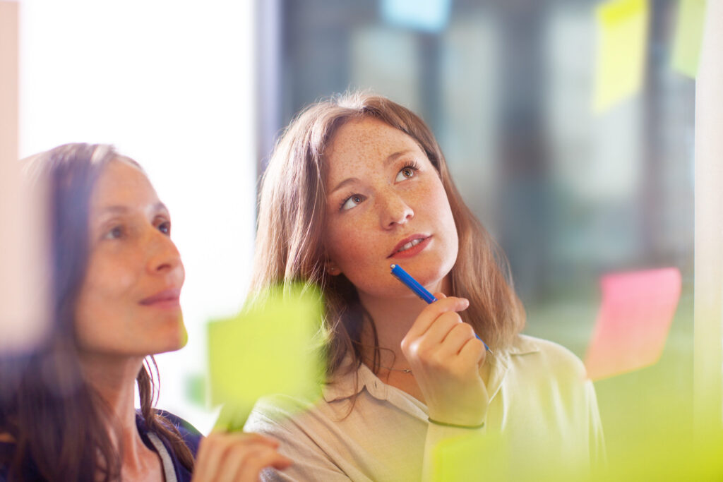 Zwei Mitarbeiterinnen brainstormen.