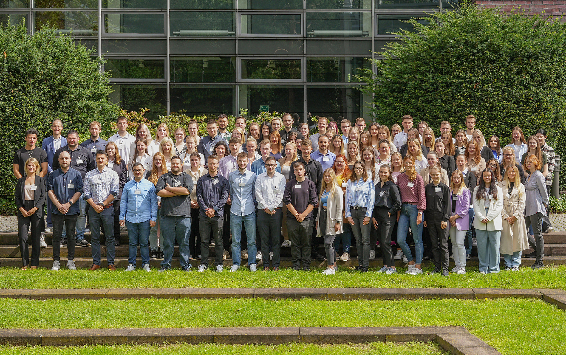 Ein Gruppenfoto von vielen Mitarbeitenden.