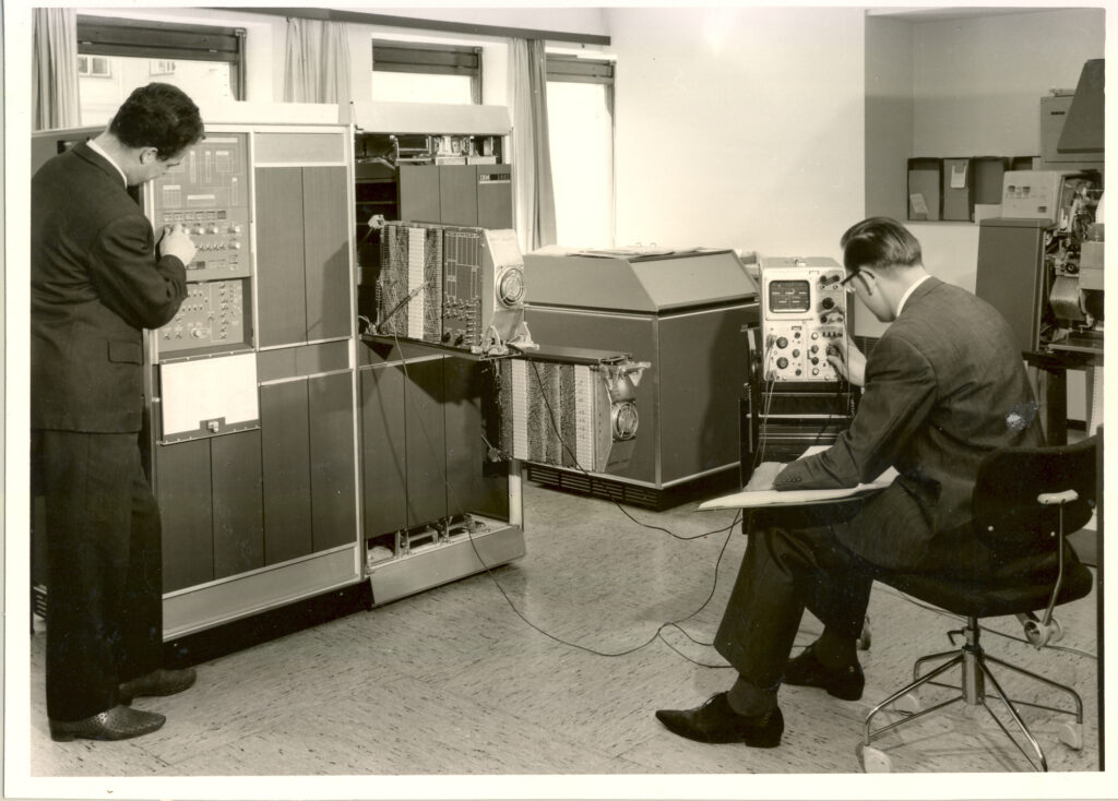 Ein Schwarz-Weiß-Bild von 1965 aus der Datenverarbeitungsstelle.
