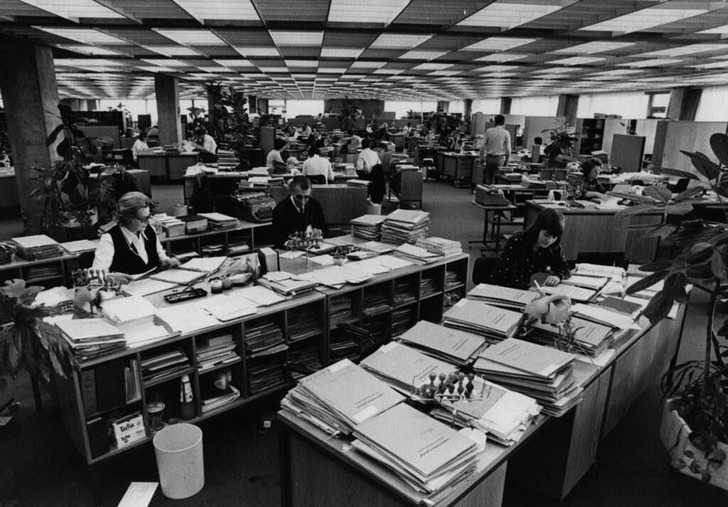 Ein Schwarz-Weiß-Bild von 1975 aus der Rentenabteilung.