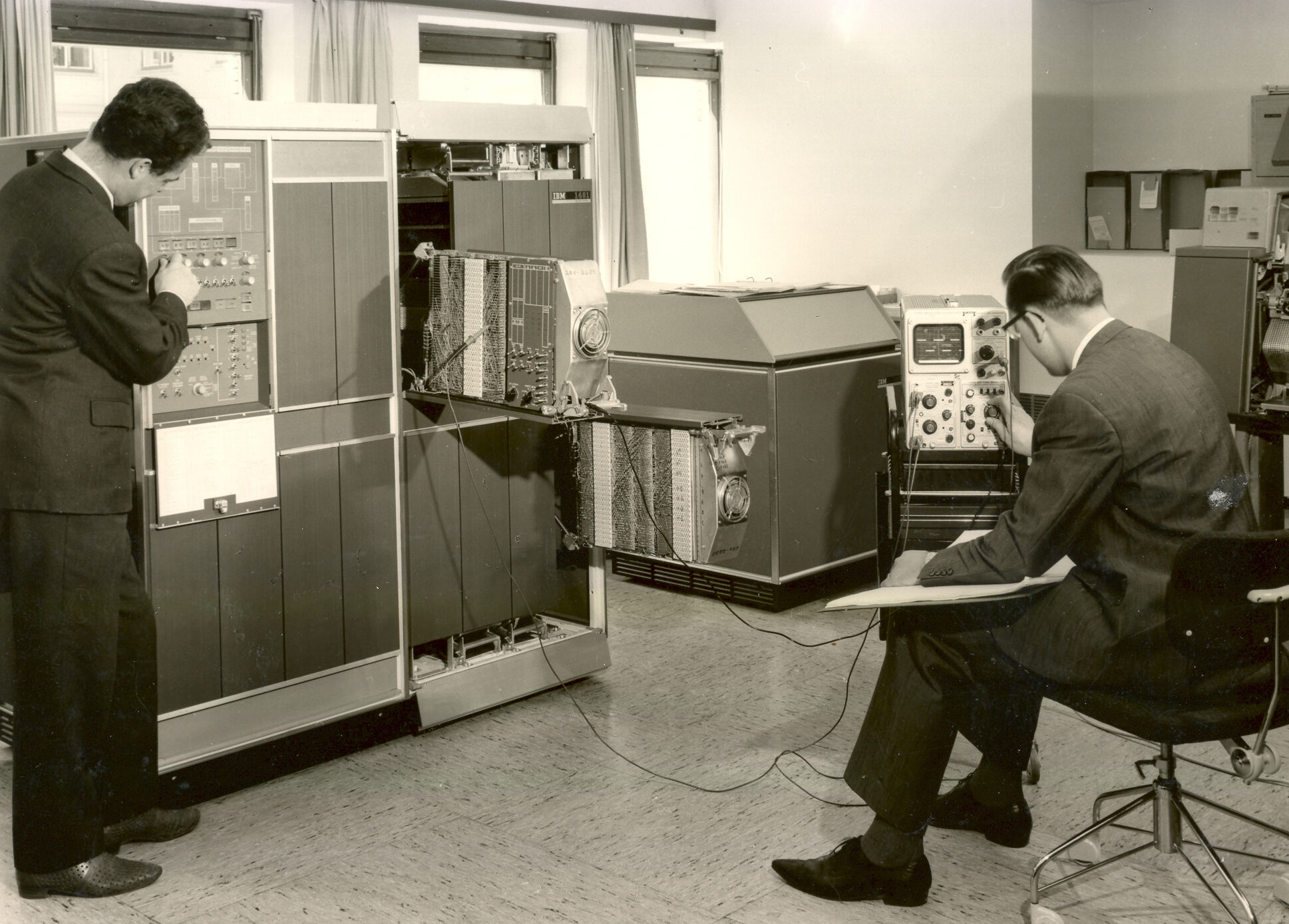 Ein Schwarz-Weiß-Bild von 1965 aus der Datenverarbeitungsstelle.