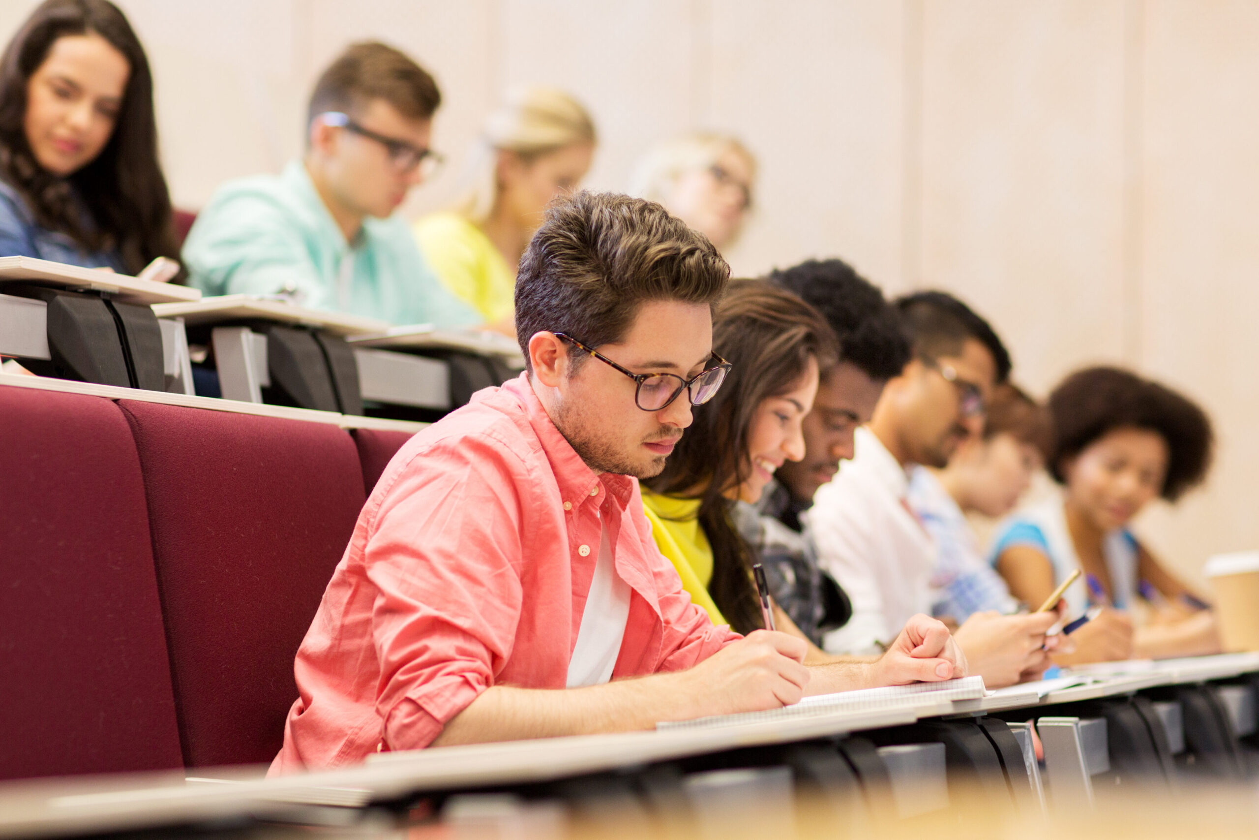 Gruppe Studierender, die Notizen während Vorlesung erstellt