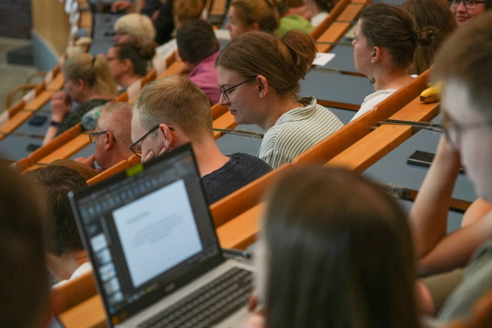Viele Leute in einem großen Vorlesungssaal.